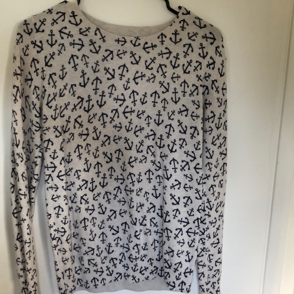 Women’s medium long sleeve sweater.